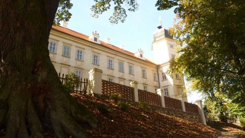 Kromě pohádkových dětských prohlídek na zámku Mníšku pod Brdy probíhají i klasické prohlídky pro dospělé a to až do 19. prosince.