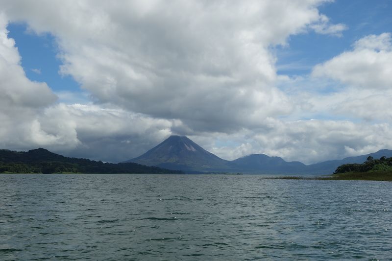 Vulkán Arenal se tyčí nad stejnojmenným jezerem.