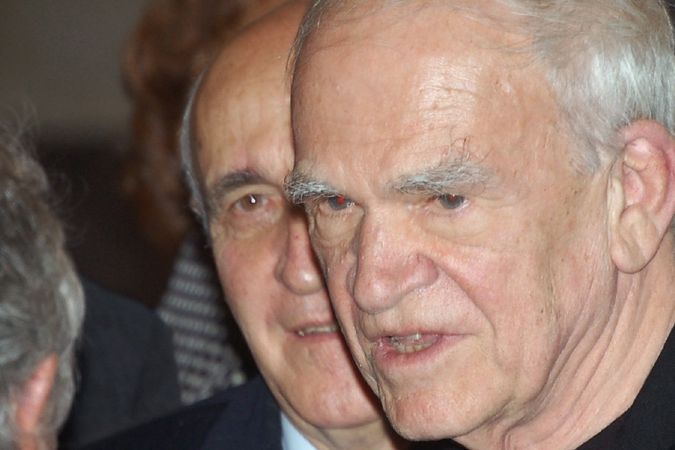 Milan Kundera přebírá prestižní Světovou cenu Nadace Simone a Cina Del Ducaových.