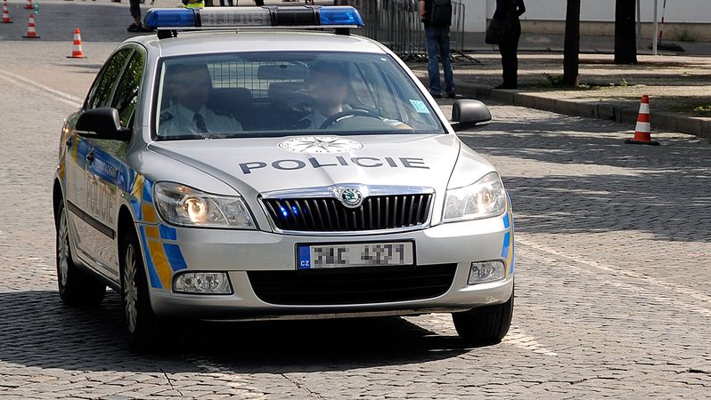 Do auta v Brně nasedl zakrvácený muž. Sotva řidič zamkl, přiběhl útočník