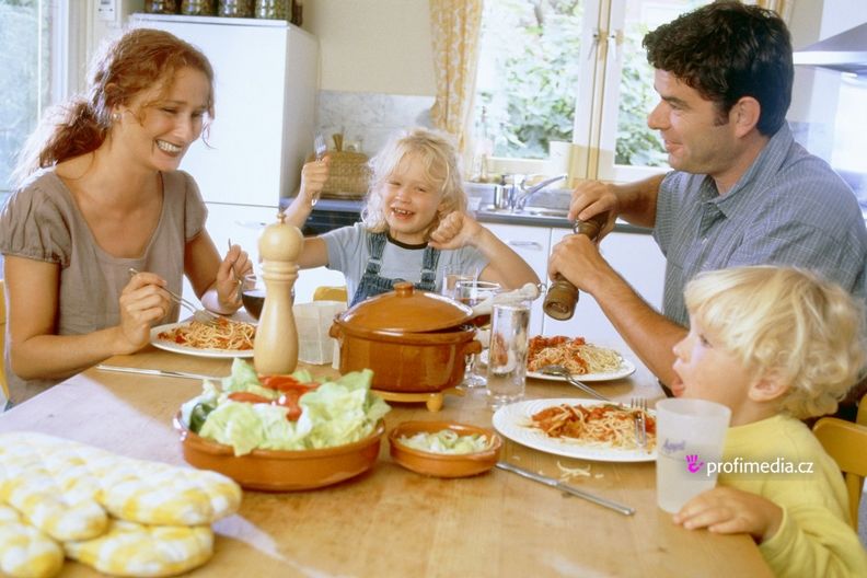 Společné stolování pozitivně ovlivní stravovací návyky dětí a stmelí rodinu.