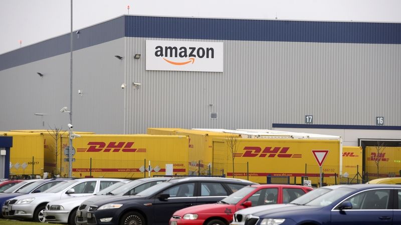 Americký internetový obchod Amazon plánoval v Dobrovízi u Prahy postavit nové distribuční centrum