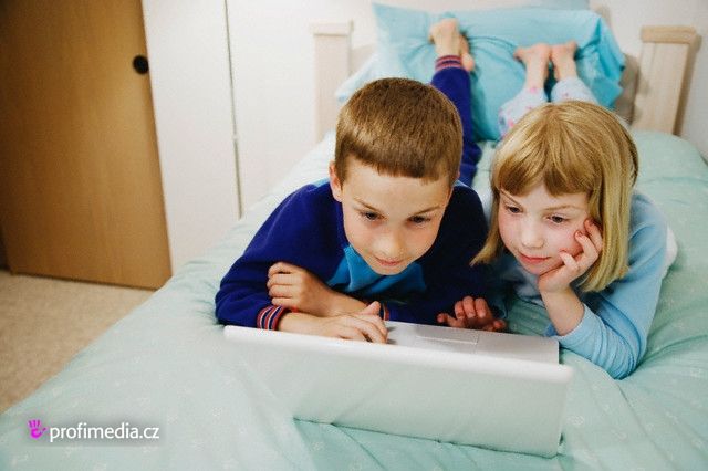 Před pár lety ještě netušili, co je počítač, a dnes už děti bezstarostně využívají internet.