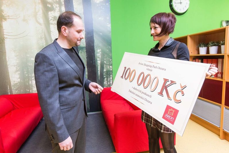Kateřina Ježková, ředitelka Avion Shopping Parku, při předání šeku v hodnotě sto tisíc korun zástupci nemocnice MUDr. Petru Šilhánovi