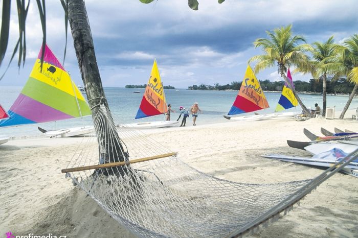 Pláž Sandals u města Negril patří na Jamajce k nejoblíbenějším.