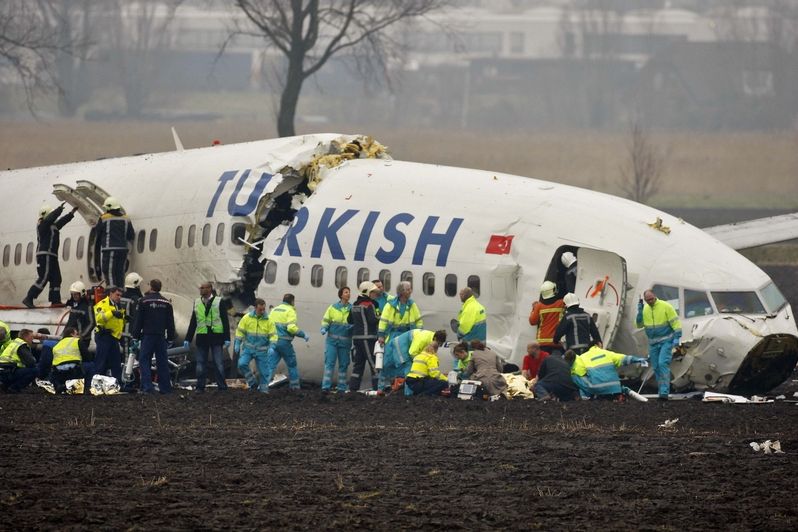 Záchranáři pomáhají pasažérům, kteří přežili zřícení letadla tureckých aerolinií u Amsterdamu.