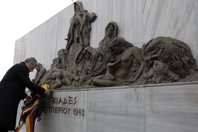 Joachim Gauck klade věnec k památníku obětem nacistického masakru v řecké vesnici Ligiades