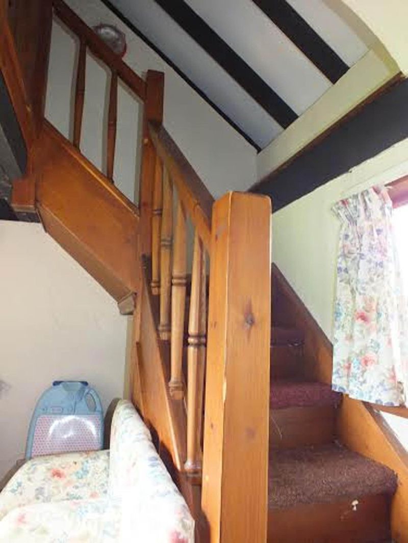 Z přízemí do prvního, podkrovního patra vedou schody s elegantním dřevěným zábradlím.