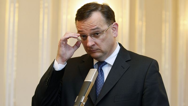 Premiér Petr Nečas (ODS) krátce poté, co prezidentovi předal demisi.