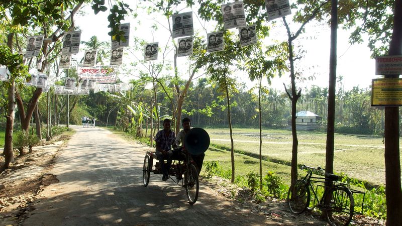 Na Bhole funguje i politický život – to na stromech není (výjimečně) ovoce, ale předvolební plakáty