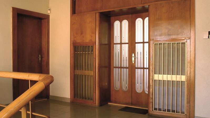 Interiéru vily dominovalo masivní dřevěné obložení dveří.