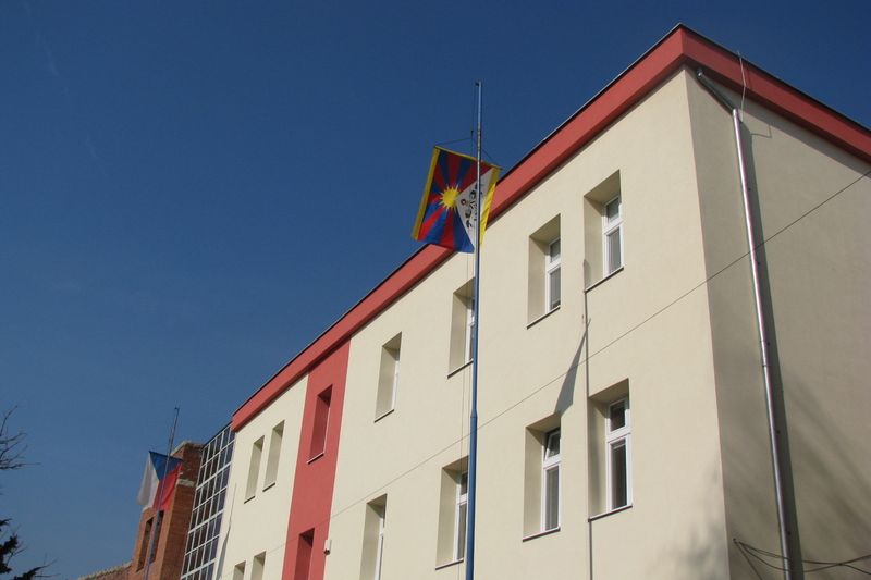 Tibetská vlajka před radnicí v Krupce