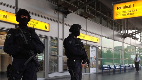 Na letišti v Praze-Ruzyni se po útoku v Bulharsku objevili policisté se samopaly.