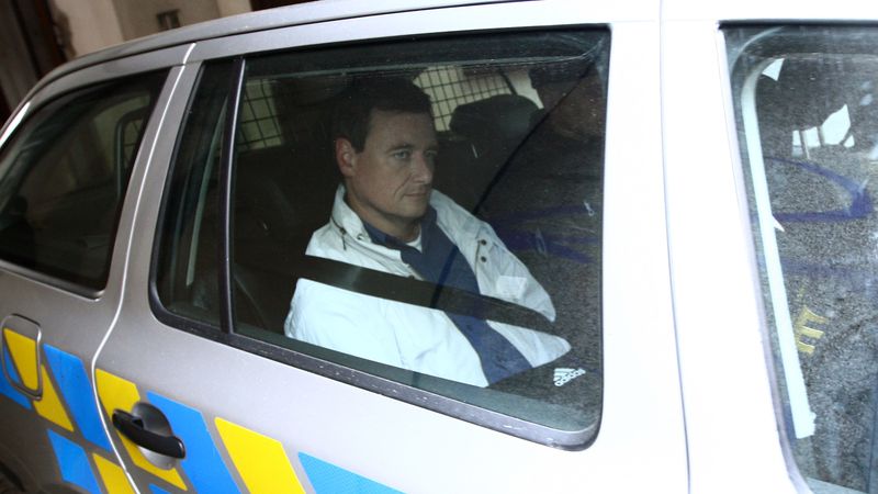 Poslance a hejtmana Davida Ratha (ČSSD) odváží policejní auto z budovy protikorupční policie, kde na něj byla uvalena vazba.