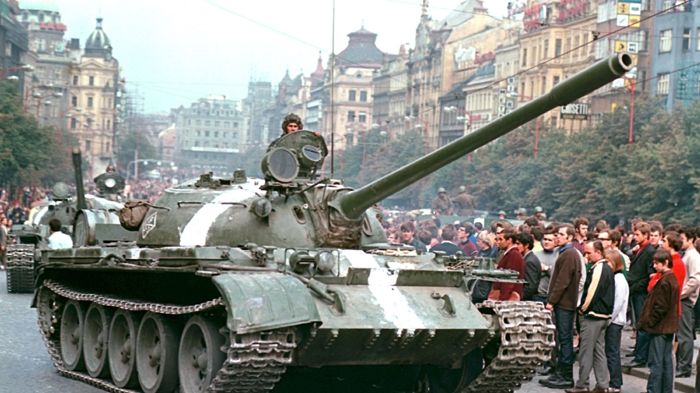 Sovětské tanky na Václavském náměstí v srpnu 1968.