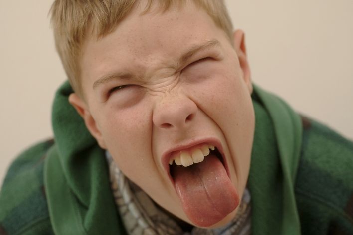 V období puberty se i z dříve nekonfliktního dítěte může stát bojovný jedinec, který nikoho nerespektuje a se všemi bojuje. 