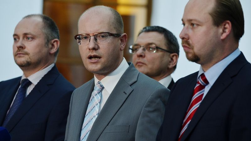 Předseda ČSSD Bohuslav Sobotka se svými spolustraníky na tiskové konferenci požadoval rezignaci premiéra Petra Nečase.