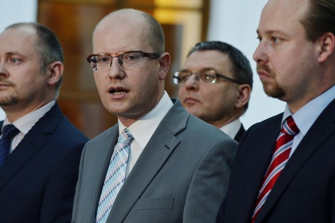 Předseda ČSSD Bohuslav Sobotka se svými spolustraníky na tiskové konferenci požadoval rezignaci premiéra Petra Nečase.