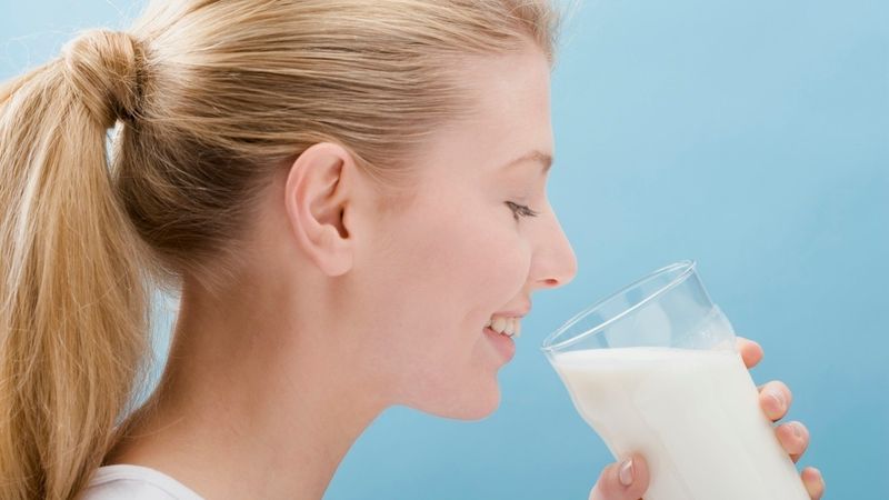 Půllitr mléka obsahuje doporučenou denní dávku vápníku.