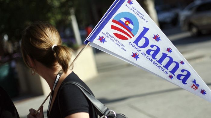Žena s vlaječkou na podporu Baracka Obamy. Ten bude na denverském konventu demokratů nominován na prezidentského kandidáta.