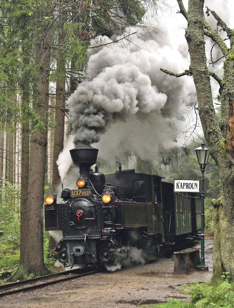 Uprostřed lesa zastaví vlak u lampy z dob rakouského mocnářství, na níž se houpe cedule s názvem zastávky – Kaproun.