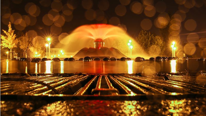 Během sezóny hraje Zpívající fontána každou lichou hodinu od 7 do 22 hodin. V 21 a 22 hodin pak se světelnou produkcí