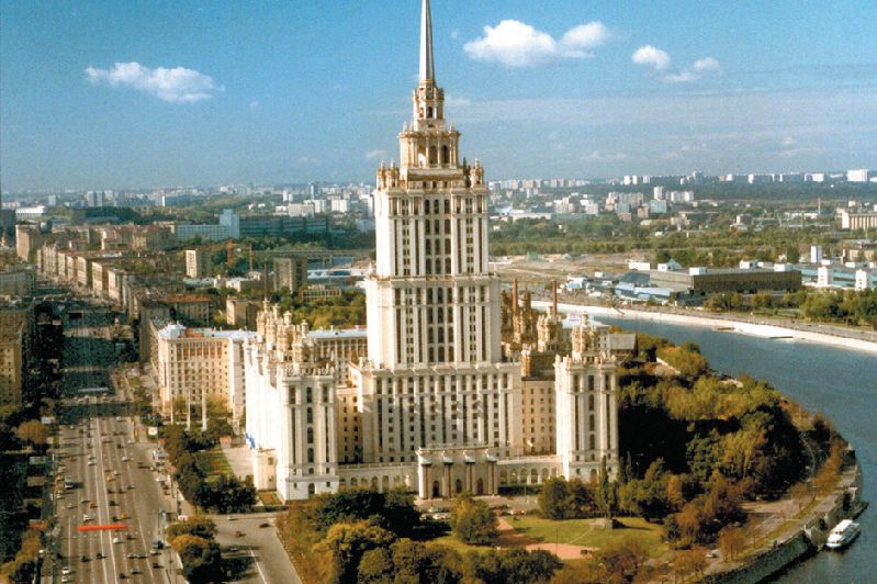 Symbolem Moskvy jsou i takzvané Stalinovy katedrály – vysoké domy v duchu socialistického realismu. Je jich sedm a v jednom z nich je i hotel Ukrajina.