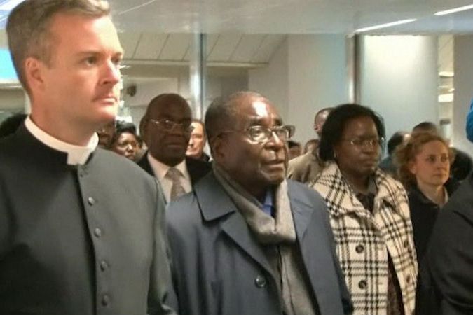 BEZ KOMENTÁŘE: Zimbabwský prezident Mugabe přiletěl do Říma na papežovu inauguraci