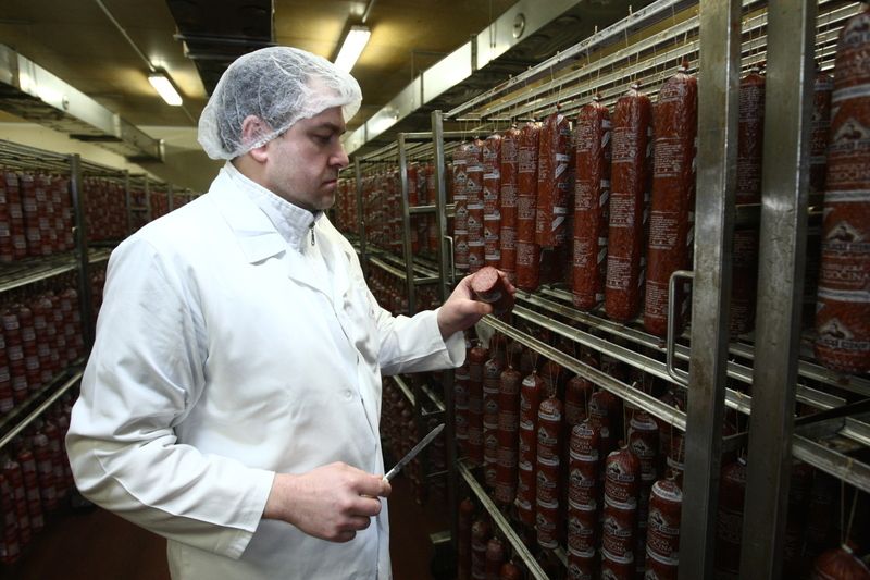 Hlavní technolog výroby Jaromír Kotoun rozhodně není vegetarián. „Mám rád fermentované salámy, šunku, pečené koleno je taky dobré.“ 