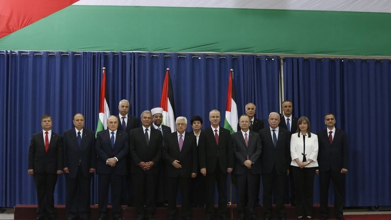 Palestinská vláda národní jednoty. Premiér Rami Hamdalláh je v první řadě, šestý zleva. Prezident Mahmúd Abbás stojí uprostřed.