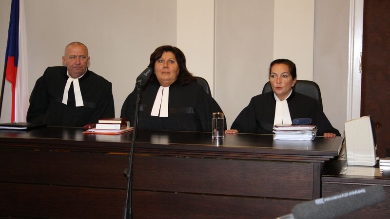 Senát Ústavního soudu zleva: Miloslav Výborný, Vlasta Formánková, a Michaela Židlická  