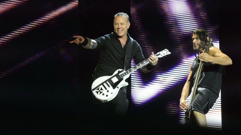 James Hetfield (vlevo) a Robert Trujillo z americké metalové skupiny Metallica, která v průtrži mračen vystoupila 8. července v Praze na festivalu Aerodrome.