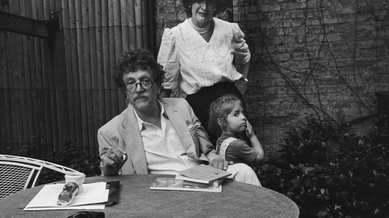 Na archivním snímku jsou Kurt Vonnegut, jeho žena Jill Krementzová a dcerka Lily.