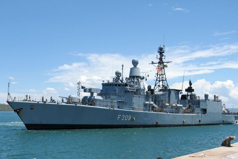 Jedna z lodí EU působících u pobřeží Somálska zachycená v Mombase