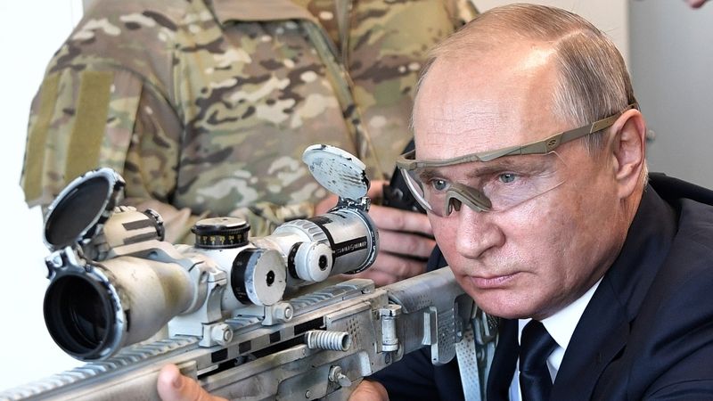 Ruský prezident Vladimir Putin zkouší novou pušku. 