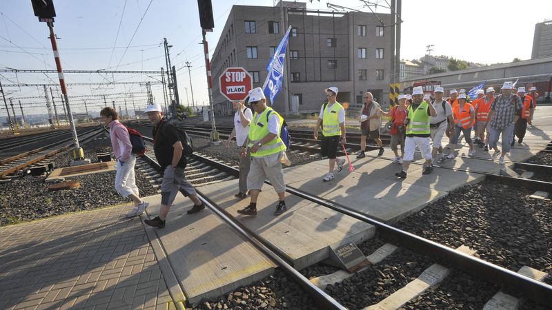 Kolejištěm pražského Hlavního nádraží směřují stávkující dopraváci na sraz svolané demonstrace v Tyršově ulici. 