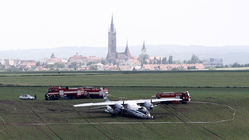 Havarovaný letoun Antonov An-30 v Čáslavi