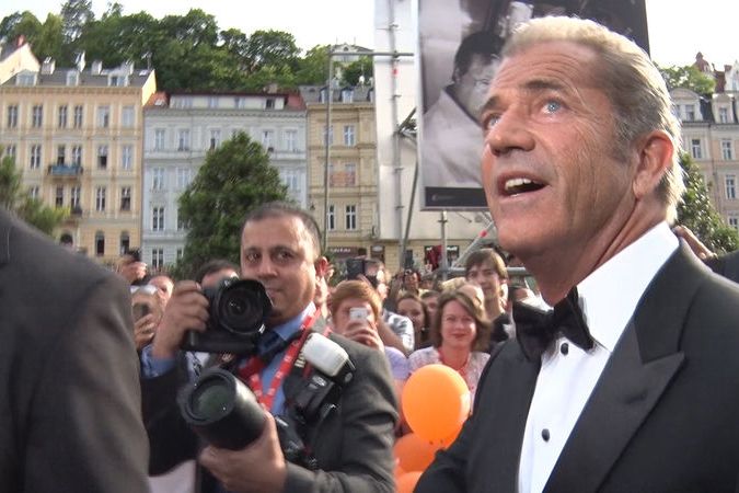 Mela Gibsona přivítal dav před Thermalem nadšeným křikem