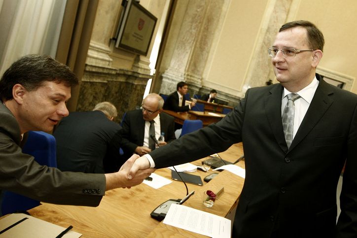Ministr spravedlnosti Pavel Blažek (vlevo) se vítá s premiérem Petrem Nečasem (oba ODS) při první schůzi vlády po letním volnu.