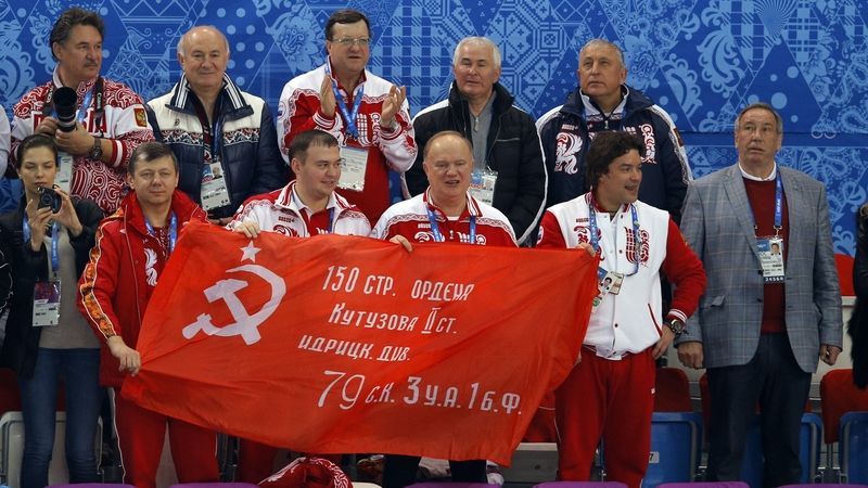Gennadij Zjuganov (v dolní řadě uprostřed) na olympiádě v Soči