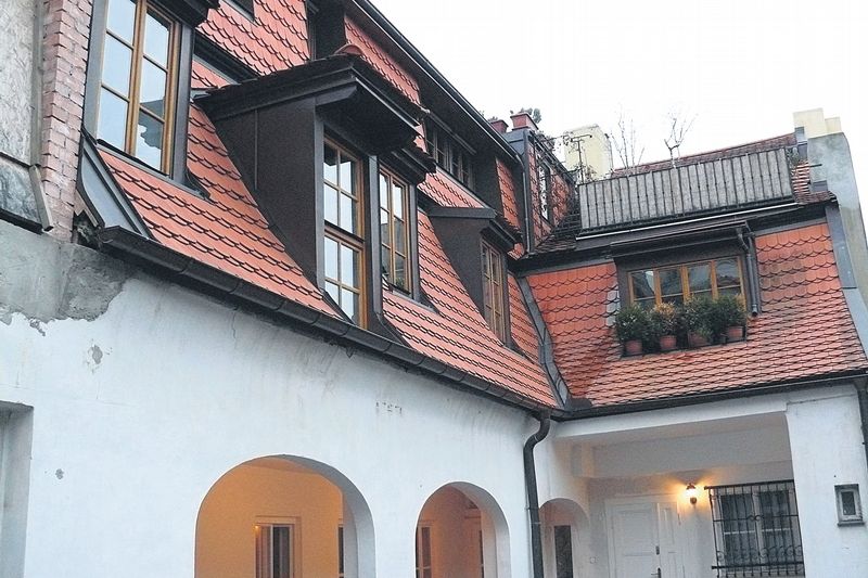 V domě mezi Malostranským náměstím a Tržištěm si Musálek vybudoval luxusní sídlo. 
