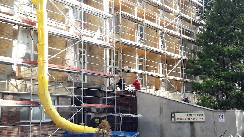Aktuálně probíhají další stavební práce v budově lůžkové části nemocnice, kde jsou rekonstruovány balkóny.