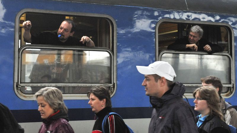 Lidé v Ostravě nastupují do speciálního vlaku, který sváží odboráře na protivládní demonstraci do Prahy
