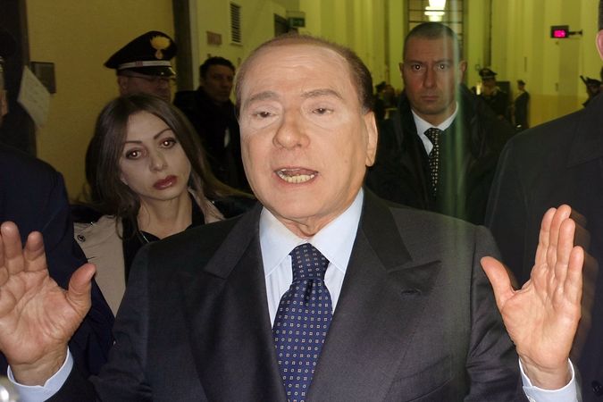 Silvio Berlusconi hovoří k novinářům po soudním jednání v Miláně 