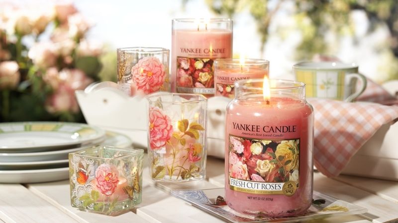 Yankee Candle FRESH CUT ROSES - Nechejte svůj pokoj prodchnout nádhernou kompozicí čerstvě nařezaných růží z anglické zahrady. Lehká, jemná a něžná vůně. 