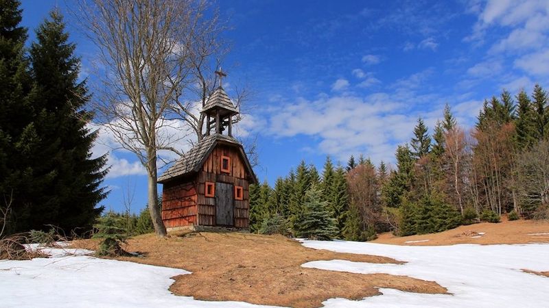 Zvonička pod rozhlednou Miloňová je oblíbenou zastávkou výletníků. Ti mohou o víkendu procházku přírodou spojit s návštěvou velikonočních programů.