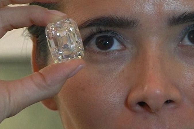 BEZ KOMENTÁŘE: Diamant byl vydražen v přepočtu téměř za půl miliardy