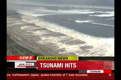 Letecké záběry - vlna tsunami zaplavuje pobřeží