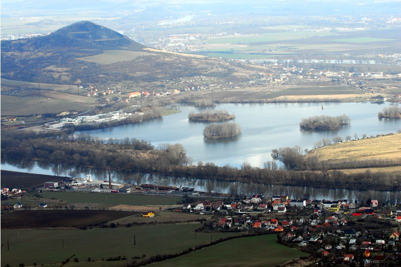 Labe u Lovosic, Píšťanské jezero a v pozadí Radobýl zakrývající Litoměřice