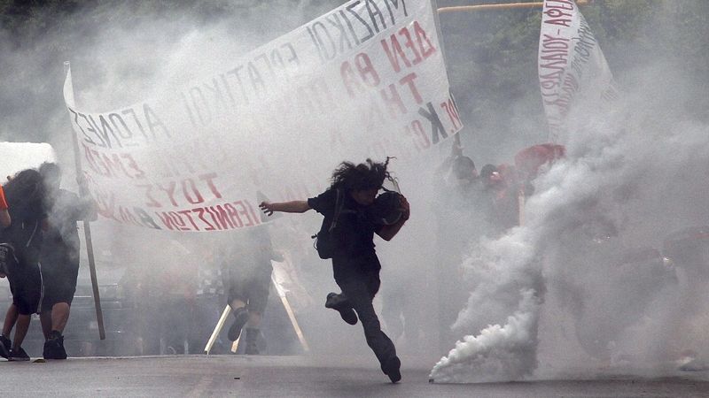 Demonstrant při protestech v řecké Soluni.